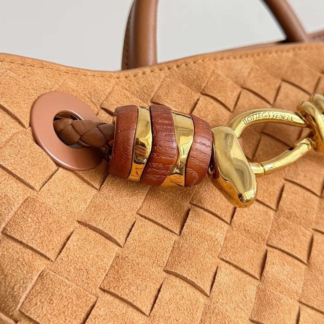 The new Andiamo batch of 3060 BV is shipped‼ ️The classic intercciato weaving process is used to create a soft bag, the metal knot is made of micro-cast aluminum using jewelry technology🪢, and the decorative beads are made of metal and hand-polished oak, allowing you to jump repeatedly between elegance and fun💃, making it unpredictable. Classic and versatile, it shows off your temperament, and the bag has a large capacity, making it very convenient for daily commuting! It has a variety of carrying methods, the shoulder straps can be adjusted by yourself, the original lambskin feels soft and delicate, and the unisex style breaks gender boundaries and brings a more practical and long-lasting use experience. The Andiamo, which has both elegant and casual styles, perfectly interprets the "fashionable old money style". Style number: 743568+wood hardware Color: suede amber brown Size: 25*22*10.5cm